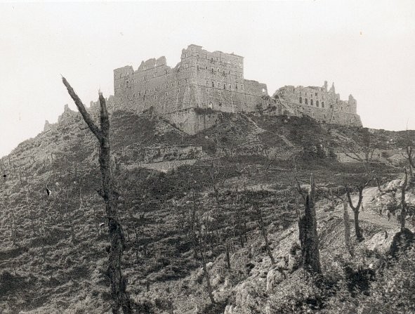 La distruzione dell'Abbazia di Montecassino del 15 febbraio 1944 ...